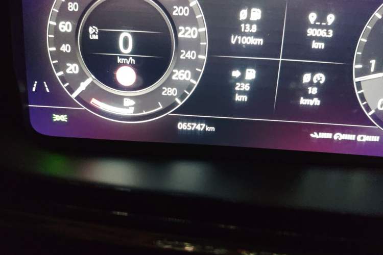 Used Land Rover Range Evoque 2020 249 PS R-DYNAMIC SE Sport Technology Edition Odometer Close Up