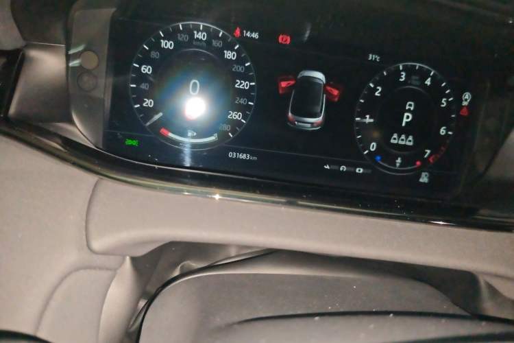 Used Land Rover Range Evoque 2020 249 PS R-DYNAMIC SE Sport Technology Edition Odometer Close Up