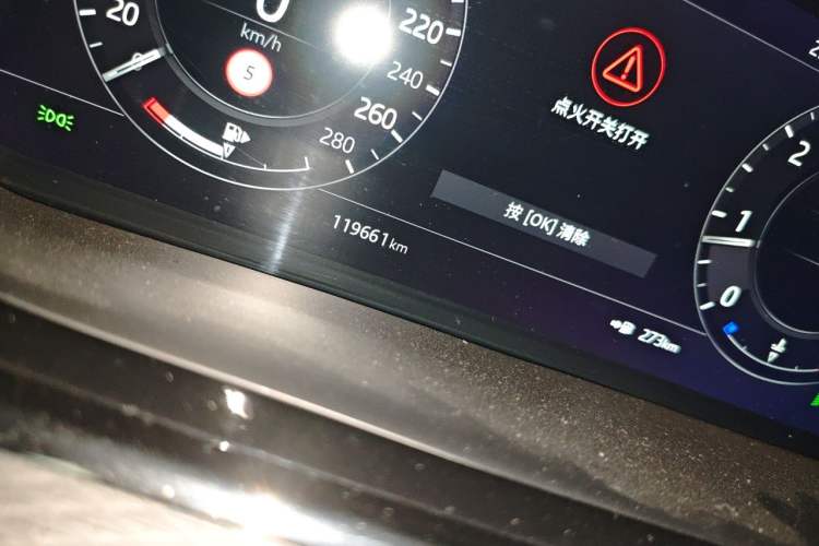 Used Land Rover Range Evoque 2020 249 PS R-DYNAMIC S Sport Edition Odometer Close Up