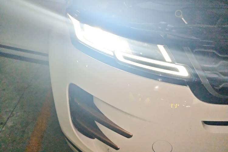 Used Land Rover Range Evoque 2020 249 PS R-DYNAMIC SE Sport Technology Edition Right Front Headlight