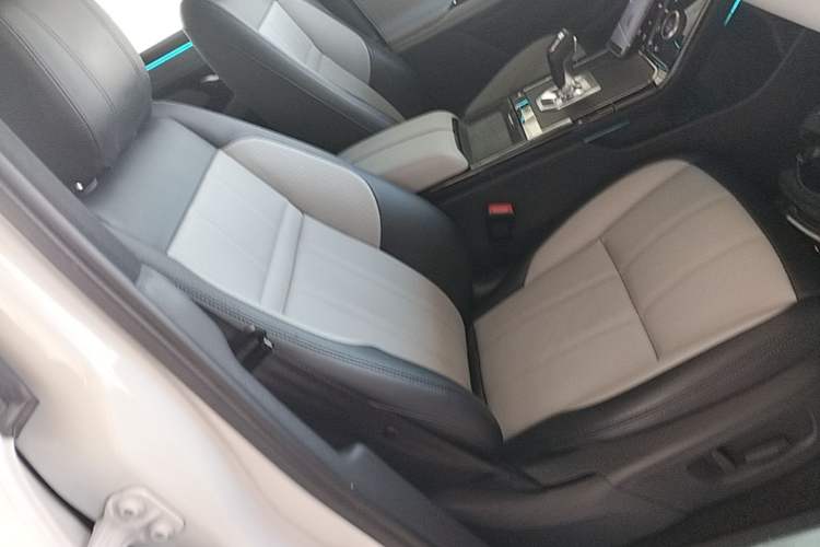 Used Land Rover Range Evoque 2020 249 PS R-DYNAMIC S Sport Edition Right Front Seat