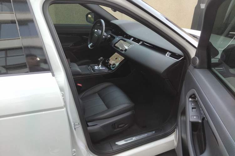 Used Land Rover Range Evoque 2020 249 PS R-DYNAMIC S Sport Edition Right Front Seat
