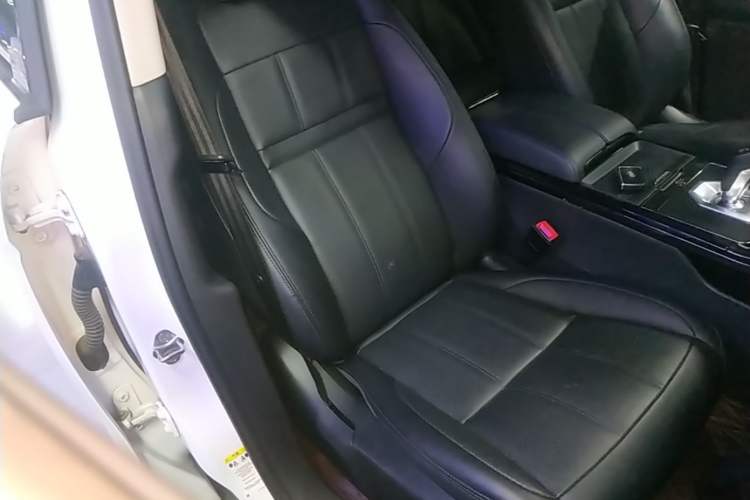 Used Land Rover Range Evoque 2020 249 PS R-DYNAMIC SE Sport Technology Edition Right Front Seat
