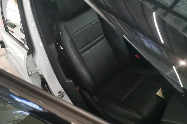 Used Land Rover Range Evoque 2020 249 PS R-DYNAMIC S Black Edition Sport Version Right Front Seat