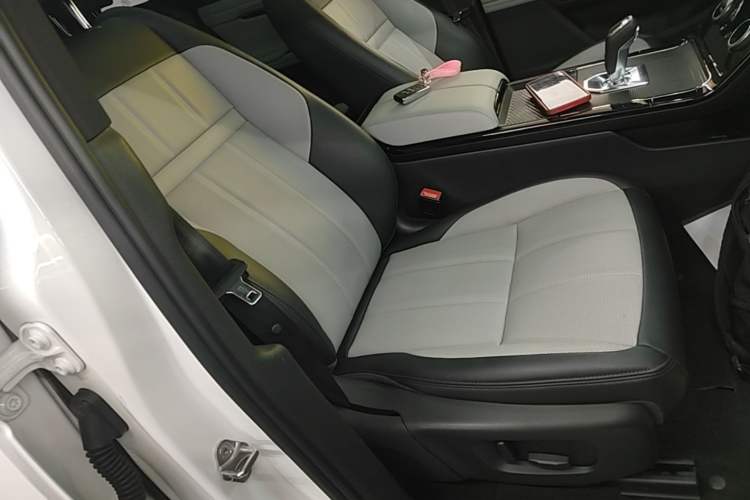 Used Land Rover Range Evoque 2020 249 PS R-DYNAMIC S Sport Edition Right Front Seat