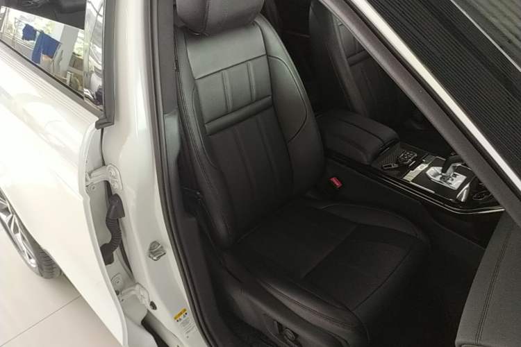 Used Land Rover Range Evoque 2020 249 PS R-DYNAMIC SE Sport Technology Edition Right Front Seat