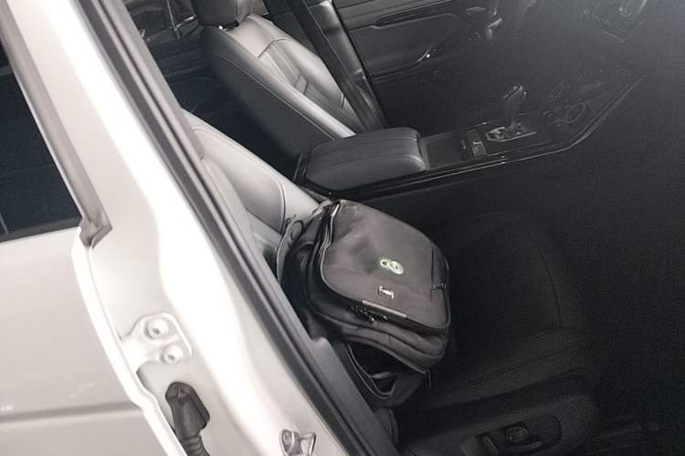 Used Land Rover Range Evoque 2020 249 PS R-DYNAMIC SE Sport Technology Edition Right Front Seat