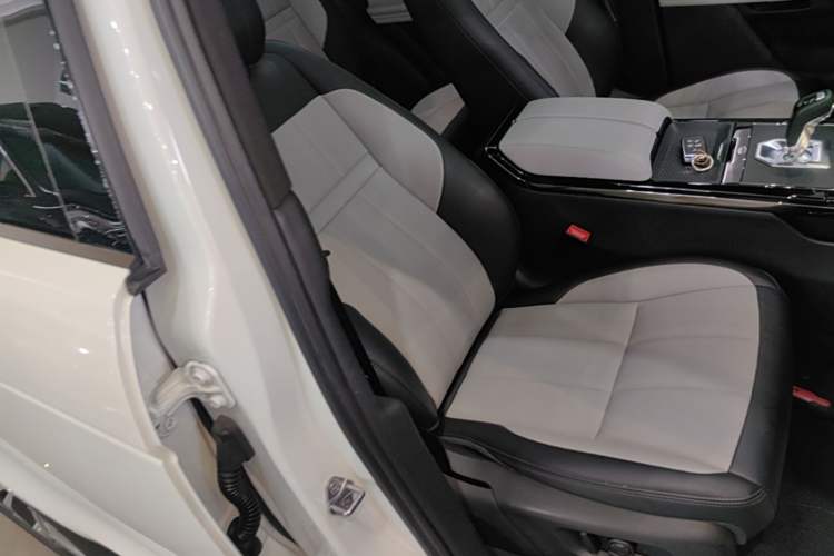 Used Land Rover Range Evoque 2020 249 PS R-DYNAMIC SE Sport Technology Edition Right Front Seat