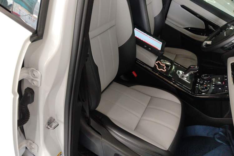 Used Land Rover Range Evoque 2020 249 PS R-DYNAMIC S Sport Edition Right Front Seat