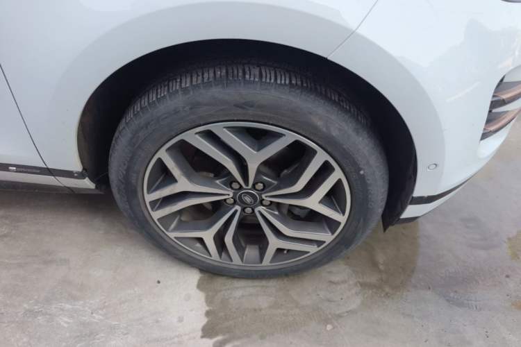 Used Land Rover Range Evoque 2020 249 PS R-DYNAMIC SE Sport Technology Edition Right Front Wheel Hub