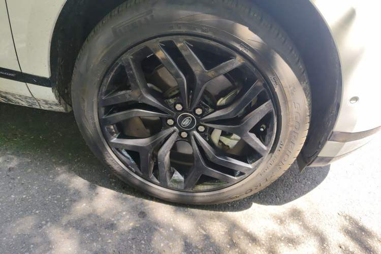 Used Land Rover Range Evoque 2020 249 PS R-DYNAMIC S Black Edition Sport Version Right Front Wheel Hub