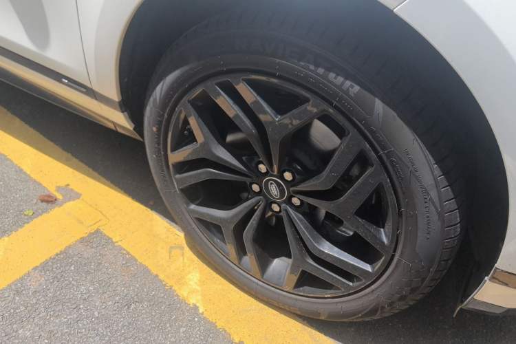 Used Land Rover Range Evoque 2020 249 PS R-DYNAMIC S Black Edition Sport Version Right Front Wheel Hub