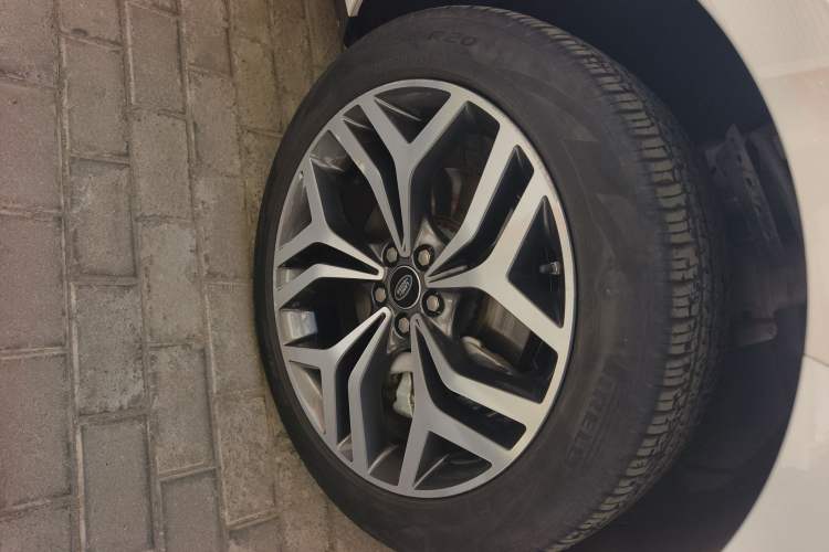 Used Land Rover Range Evoque 2020 249 PS R-DYNAMIC S Sport Edition Right Front Wheel Hub