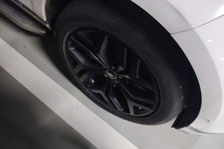 Used Land Rover Range Evoque 2020 249 PS R-DYNAMIC SE Sport Technology Edition Right Front Wheel Hub