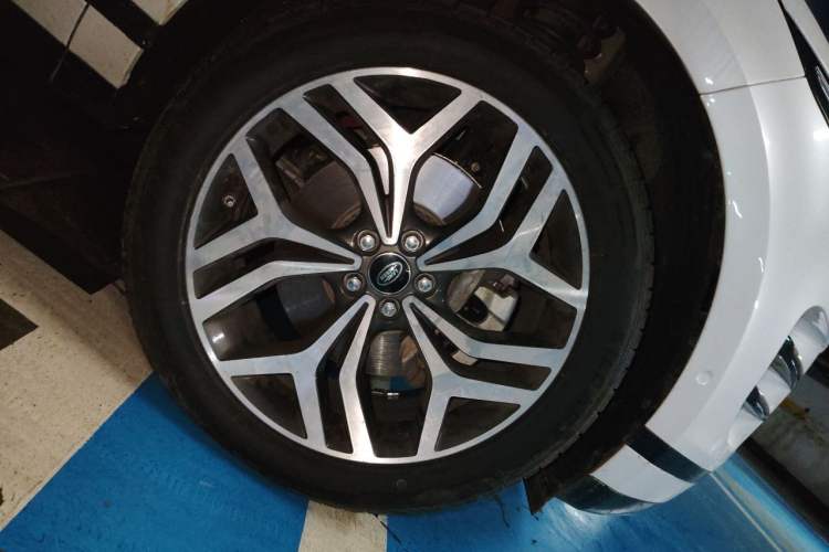 Used Land Rover Range Evoque 2020 249 PS R-DYNAMIC SE Sport Technology Edition Right Front Wheel Hub