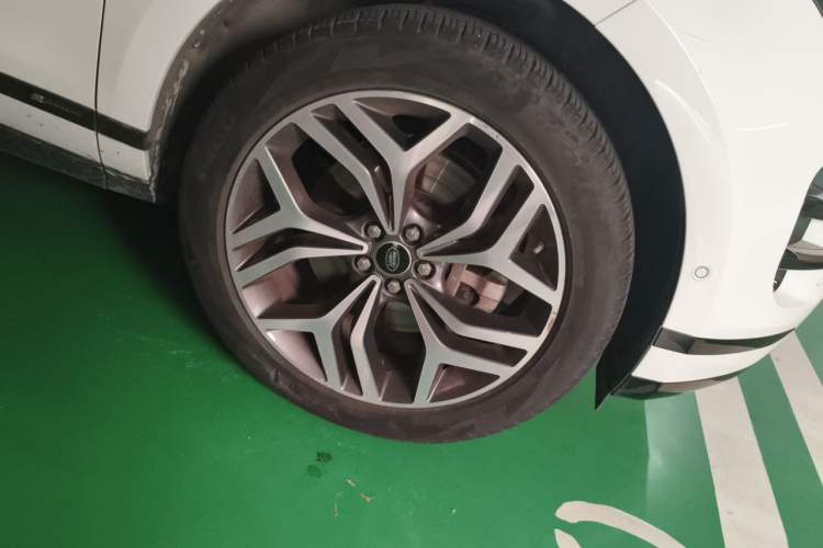 Used Land Rover Range Evoque 2020 249 PS R-DYNAMIC SE Sport Technology Edition Right Front Wheel Hub
