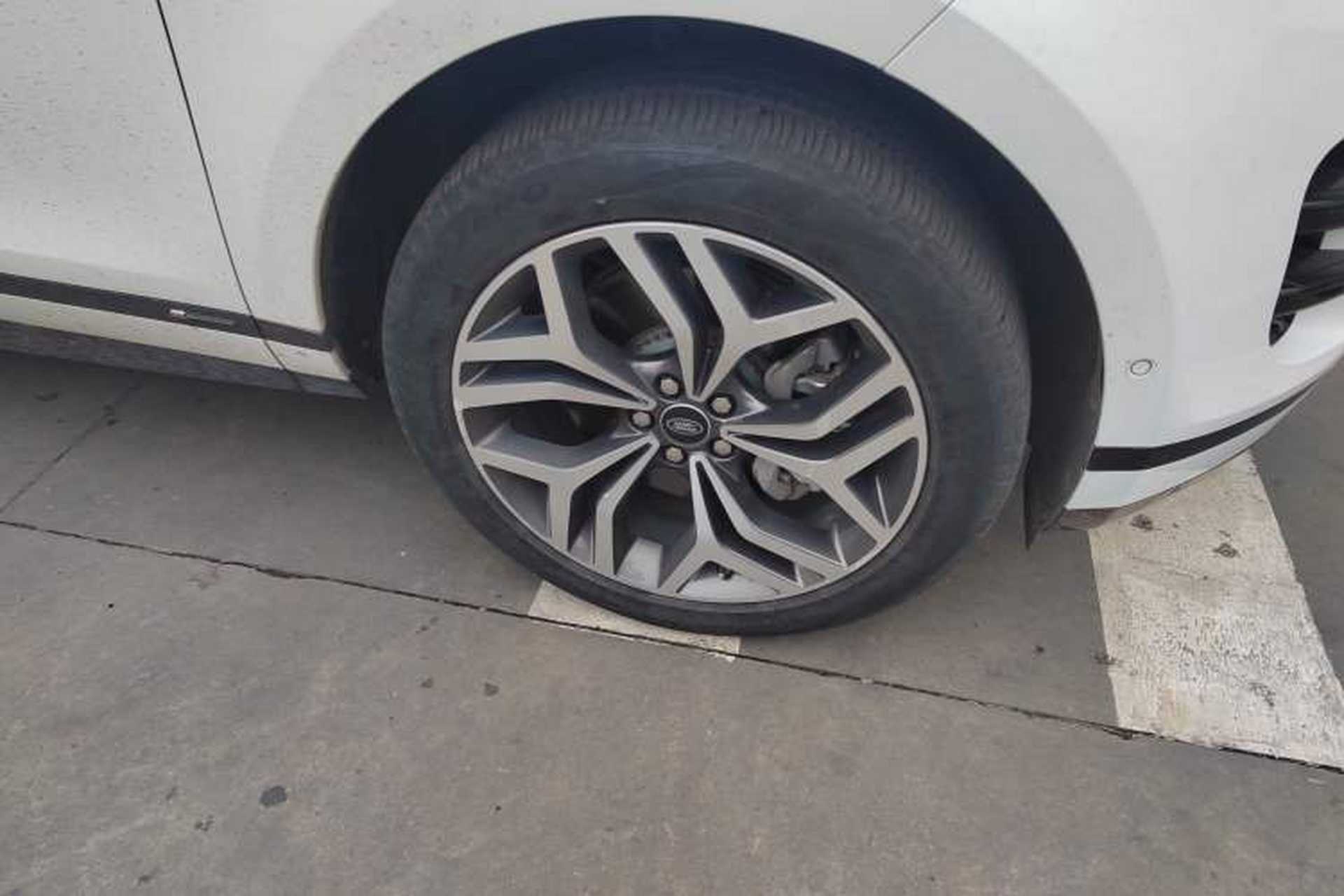 Used Land Rover Range Evoque 2020 249 PS R-DYNAMIC SE Sport Technology Edition Right Front Wheel Hub
