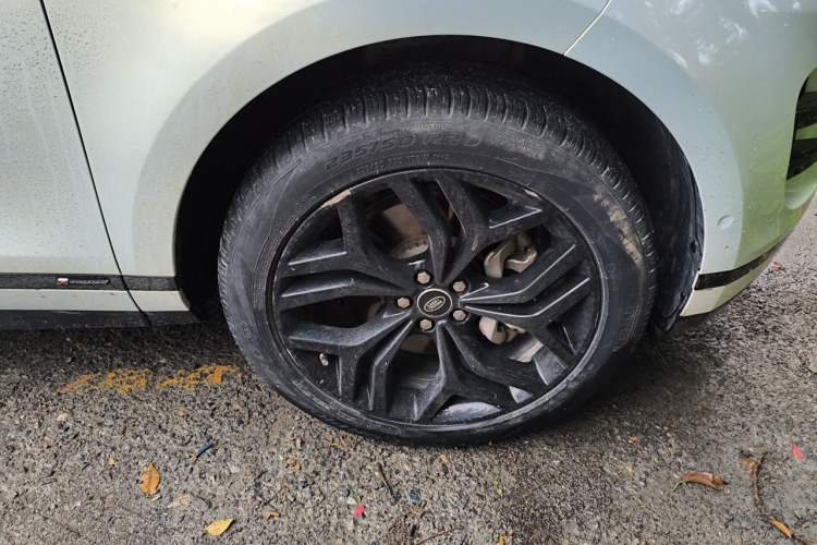 Used Land Rover Range Evoque 2020 249 PS R-DYNAMIC S Blackened Sport Technology Edition Right Front Wheel Hub