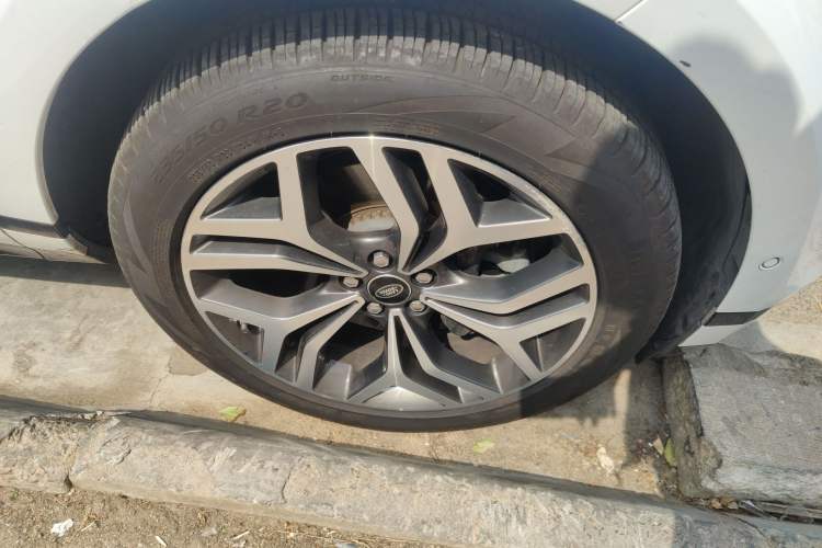 Used Land Rover Range Evoque 2020 249 PS R-DYNAMIC SE Sport Technology Edition Right Front Wheel Hub