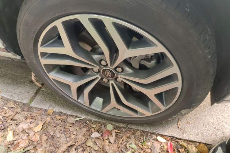 Used Land Rover Range Evoque 2020 249 PS R-DYNAMIC SE Sport Technology Edition Right Front Wheel Hub