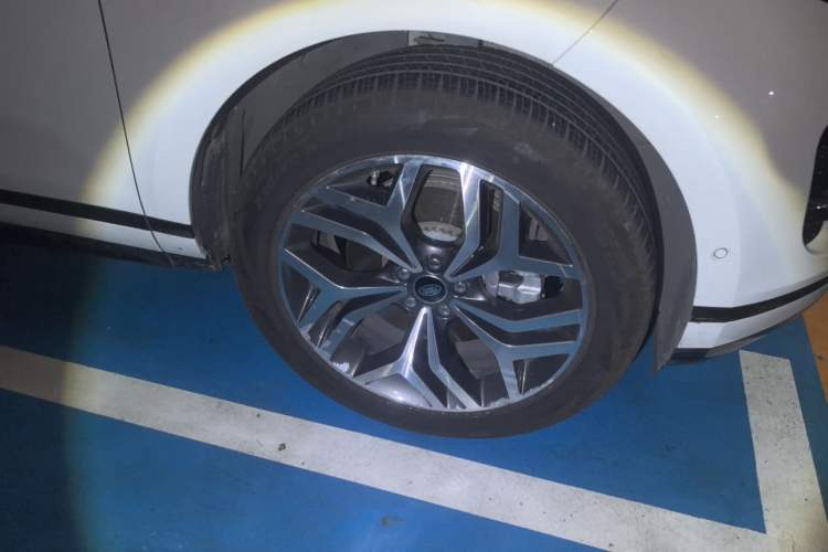 Used Land Rover Range Evoque 2020 249 PS R-DYNAMIC S Sport Edition Right Front Wheel Hub