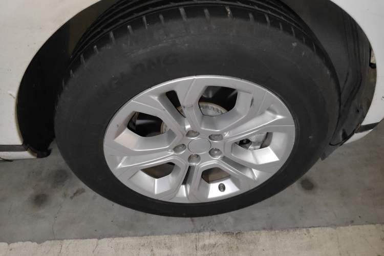 Used Land Rover Range Evoque 2020 249 PS Youth Edition Right Front Wheel Hub