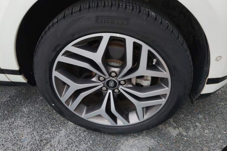 Used Land Rover Range Evoque 2020 249 PS R-DYNAMIC SE Sport Technology Edition Right Front Wheel Hub
