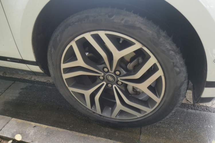 Used Land Rover Range Evoque 2020 249 PS R-DYNAMIC SE Sport Technology Edition Right Front Wheel Hub