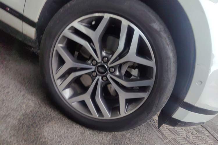 Used Land Rover Range Evoque 2020 249 PS R-DYNAMIC SE Sport Technology Edition Right Front Wheel Hub