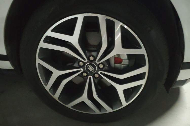 Used Land Rover Range Evoque 2020 249 PS R-DYNAMIC S Sport Edition Right Front Wheel Hub