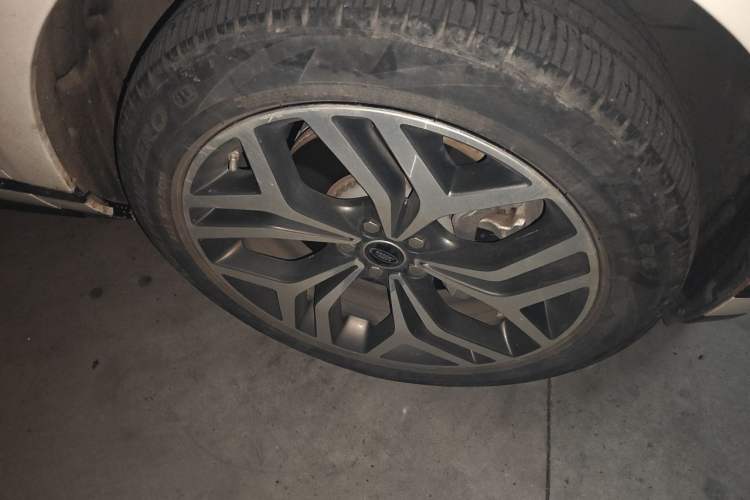 Used Land Rover Range Evoque 2020 249 PS R-DYNAMIC SE Sport Technology Edition Right Front Wheel Hub