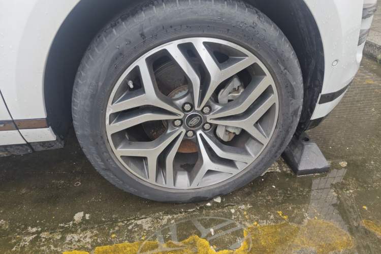 Used Land Rover Range Evoque 2020 249 PS R-DYNAMIC S Sport Edition Right Front Wheel Hub