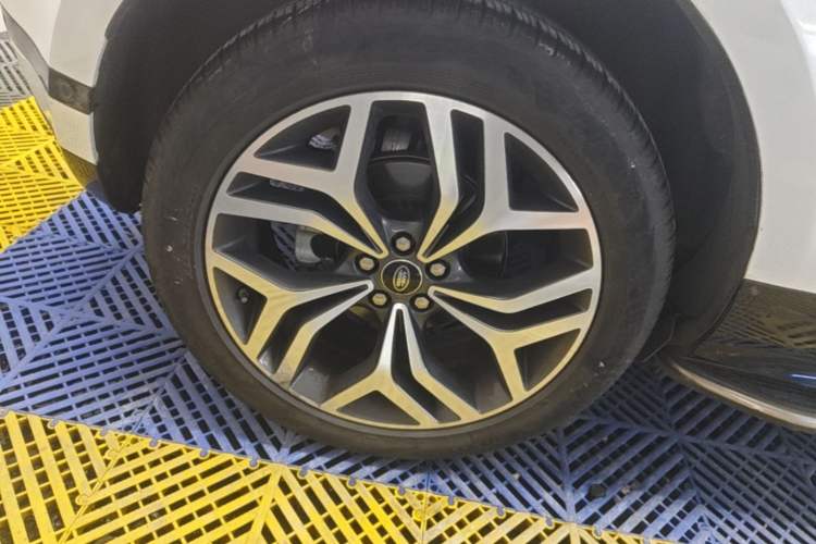 Used Land Rover Range Evoque 2020 249 PS R-DYNAMIC S Sport Edition Right Rear Wheel Hub