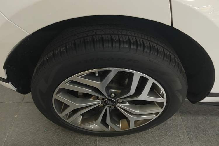 Used Land Rover Range Evoque 2020 249 PS R-DYNAMIC S Sport Edition Right Rear Wheel Hub