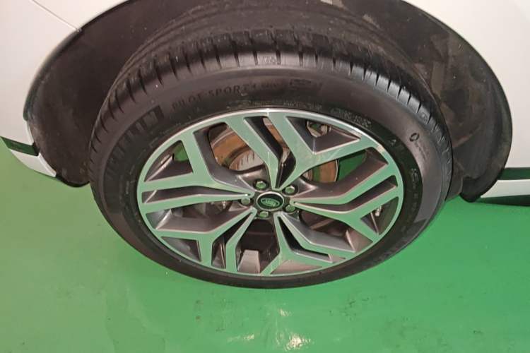 Used Land Rover Range Evoque 2020 249 PS R-DYNAMIC SE Sport Technology Edition Right Rear Wheel Hub