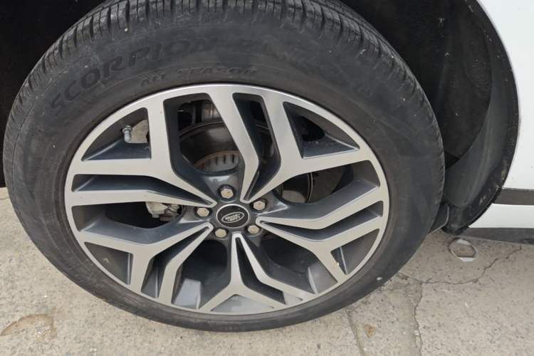 Used Land Rover Range Evoque 2020 249 PS R-DYNAMIC SE Sport Technology Edition Right Rear Wheel Hub