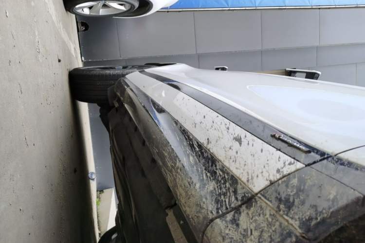 Used Land Rover Range Evoque 2020 249 PS R-DYNAMIC S Sport Edition Right Side Sill