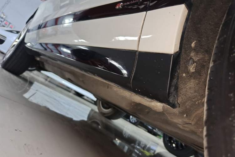 Used Land Rover Range Evoque 2020 249 PS R-DYNAMIC SE Sport Technology Edition Right Side Sill