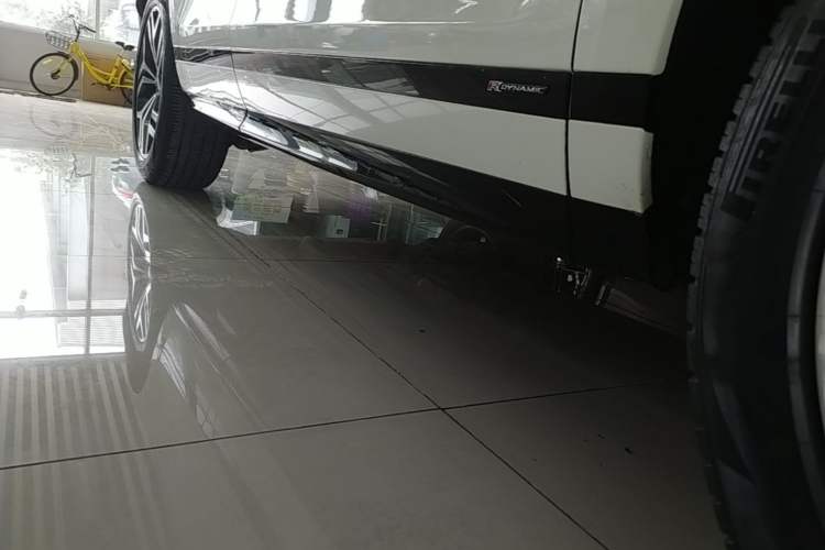 Used Land Rover Range Evoque 2020 249 PS R-DYNAMIC SE Sport Technology Edition Right Side Sill