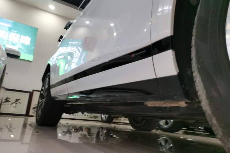 Used Land Rover Range Evoque 2020 249 PS R-DYNAMIC S Sport Edition Right Side Sill