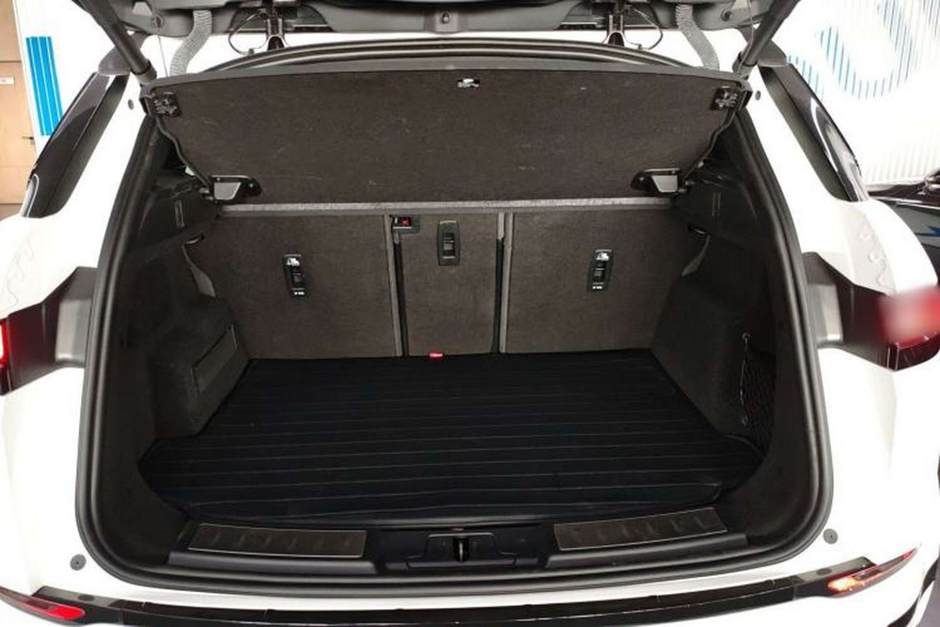 Used Land Rover Range Evoque 2020 249 PS R-DYNAMIC S Blackened Sport Technology Edition Trunk