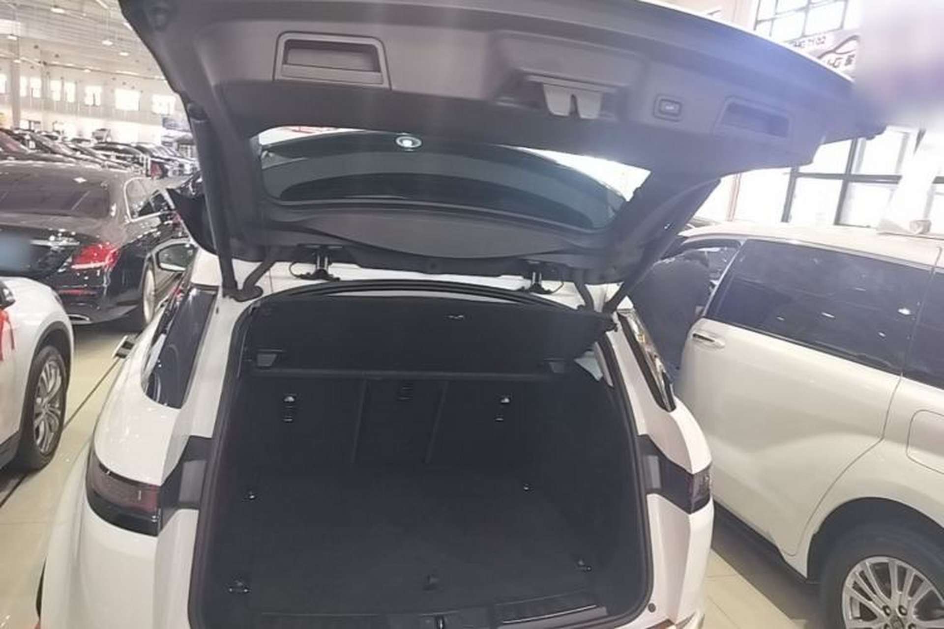 Used Land Rover Range Evoque 2020 249 PS R-DYNAMIC SE Sport Technology Edition Trunk