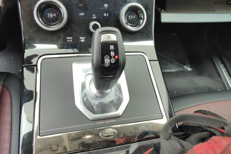 Used Land Rover Range Evoque 2021 Range Rover Velar 249 PS R-Dynamic S Performance Edition Gear Lever