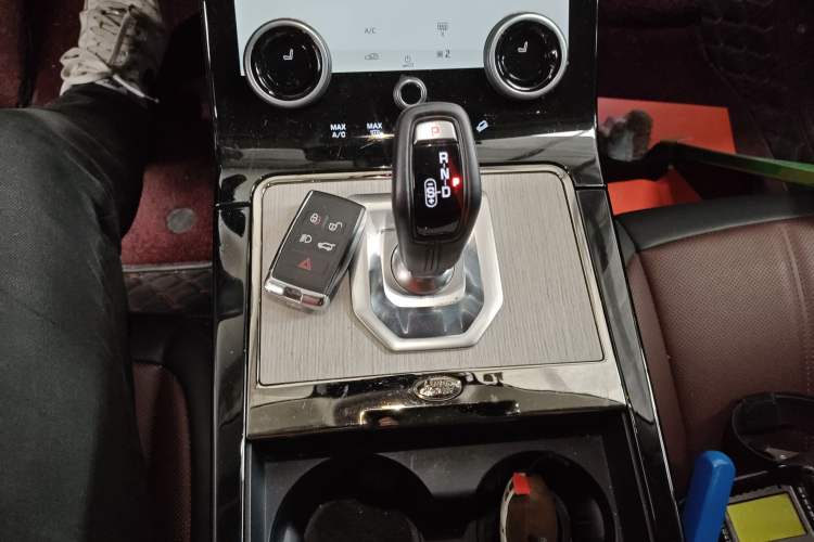 Used Land Rover Range Evoque 2021 Range Rover Velar 249 PS R-Dynamic S Performance Edition Gear Lever