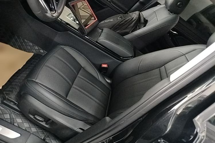 Used Land Rover Range Evoque 2021 Range Rover Velar 249 PS R-Dynamic HSE Luxury Edition Left Front Seat
