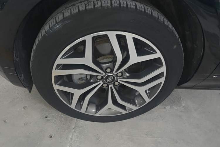 Used Land Rover Range Evoque 2021 Range Rover L 249 PS R-Dynamic SE Luxury Edition Left Front Wheel Hub