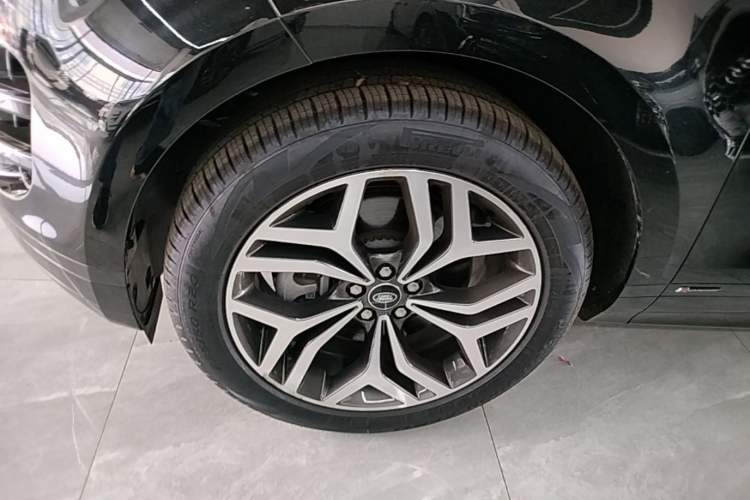 Used Land Rover Range Evoque 2021 Range Rover Velar 249 PS R-Dynamic HSE Luxury Edition Left Front Wheel Hub