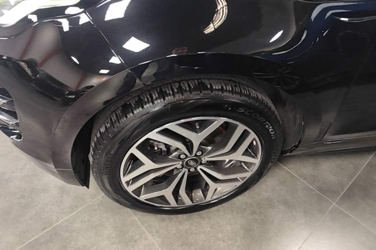 Used Land Rover Range Evoque 2021 Range Rover Velar 249 PS R-Dynamic HSE Luxury Edition Left Front Wheel Hub