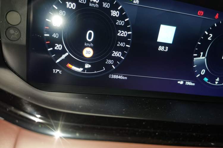 Used Land Rover Range Evoque 2021 Range Rover Velar L 249PS R-Dynamic First Edition Odometer Close Up