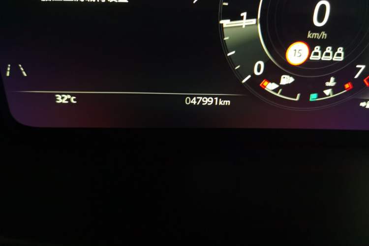 Used Land Rover Range Evoque 2021 Range Rover Velar L 249PS R-Dynamic First Edition Odometer Close Up